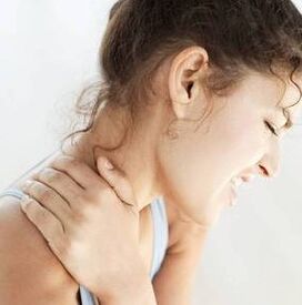 L'ostéochondose cervicale entraîne les nerfs pincés dans le cou